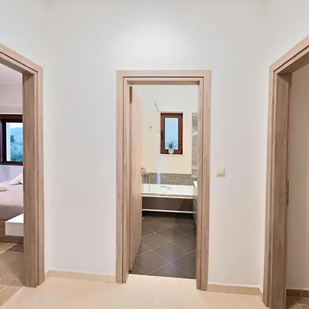 Ianthe Apartment