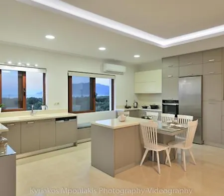 Ianthe Apartment